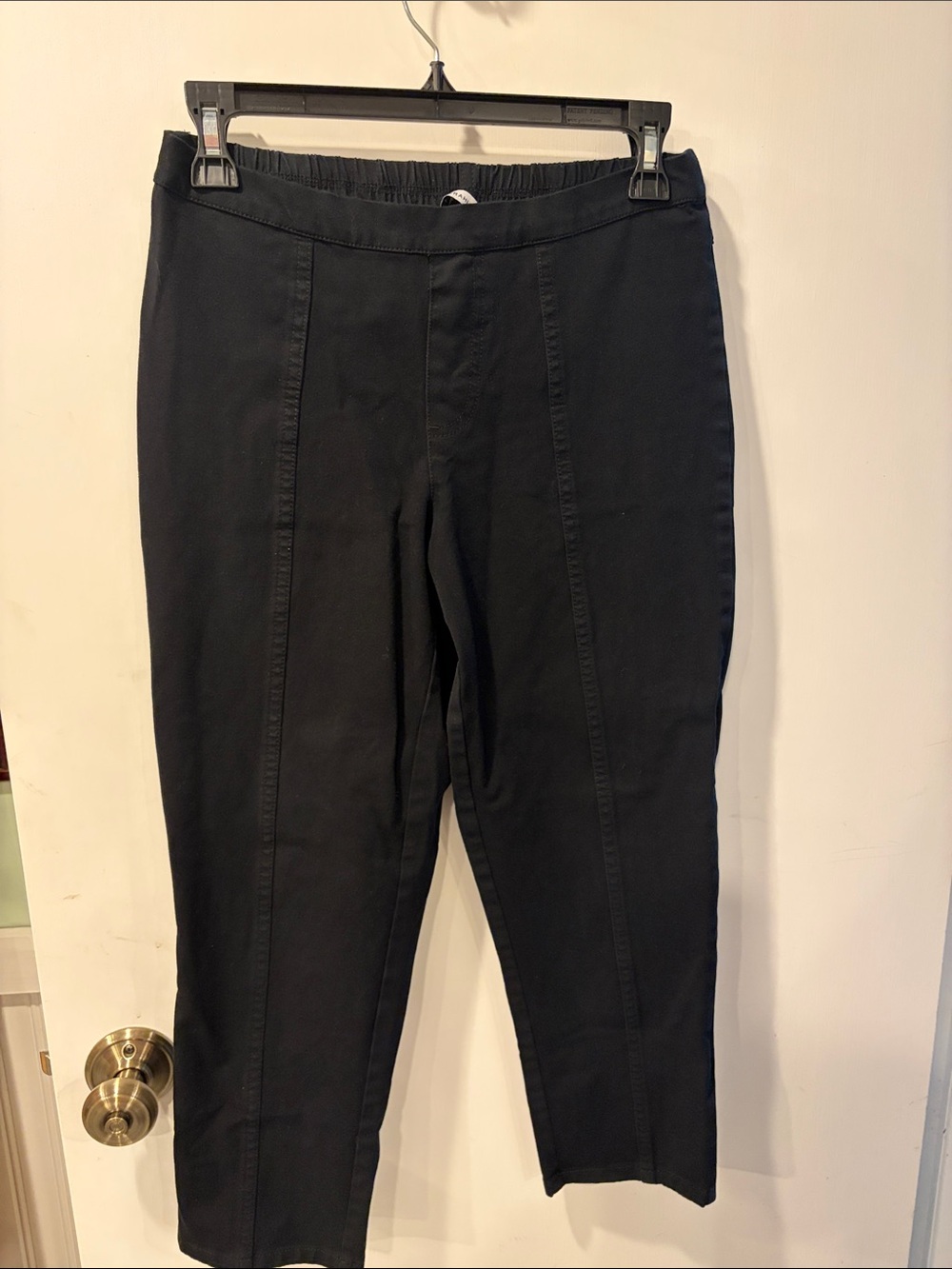 Isaac Mizrahi Live Black  Pull-On capris size 6 seam detail